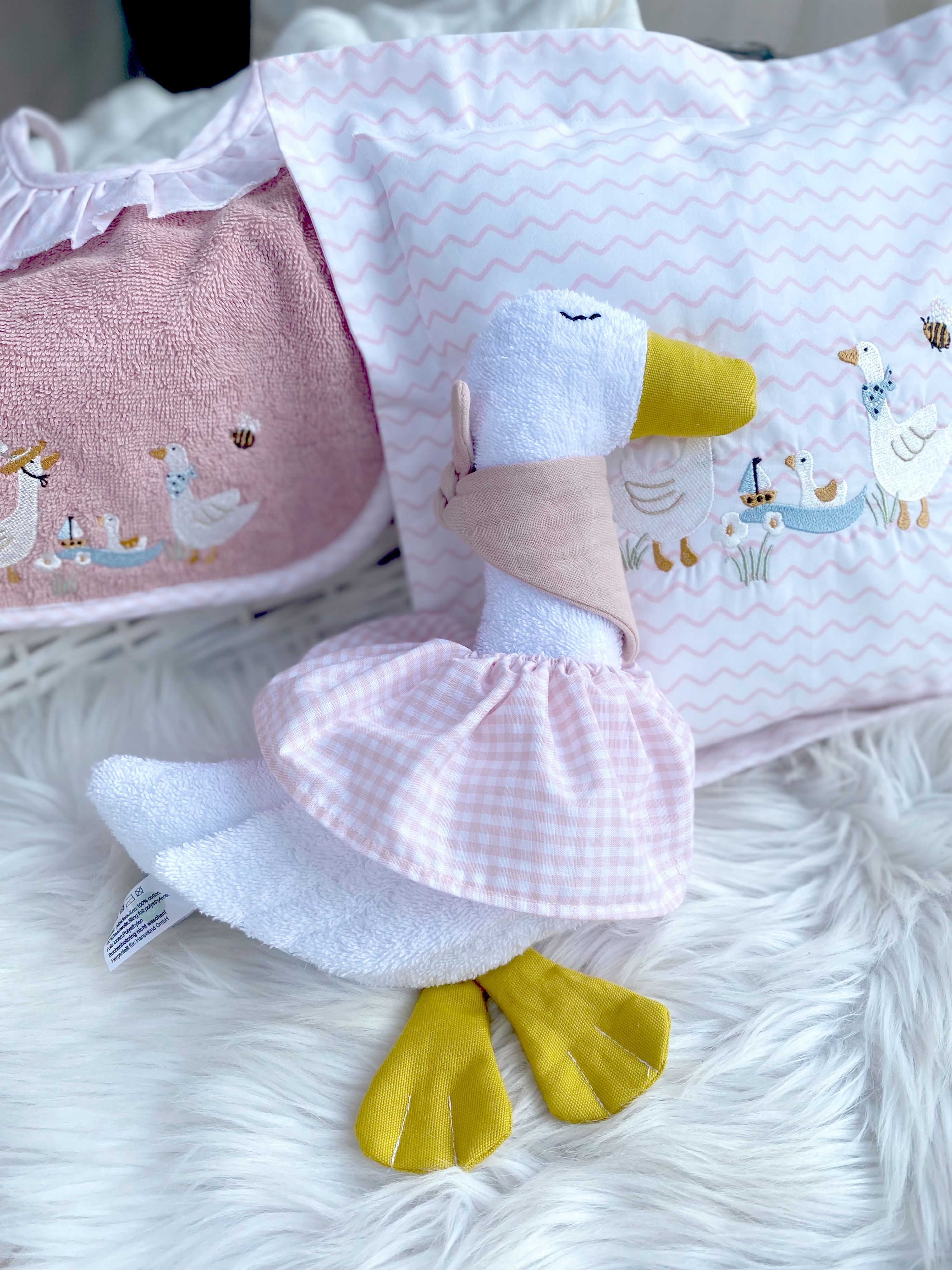 Geschenk zur Geburt Mädchen | 2-teiliges Gänse-Set mit Kuschelgans & Kinderkissen | Hansekind