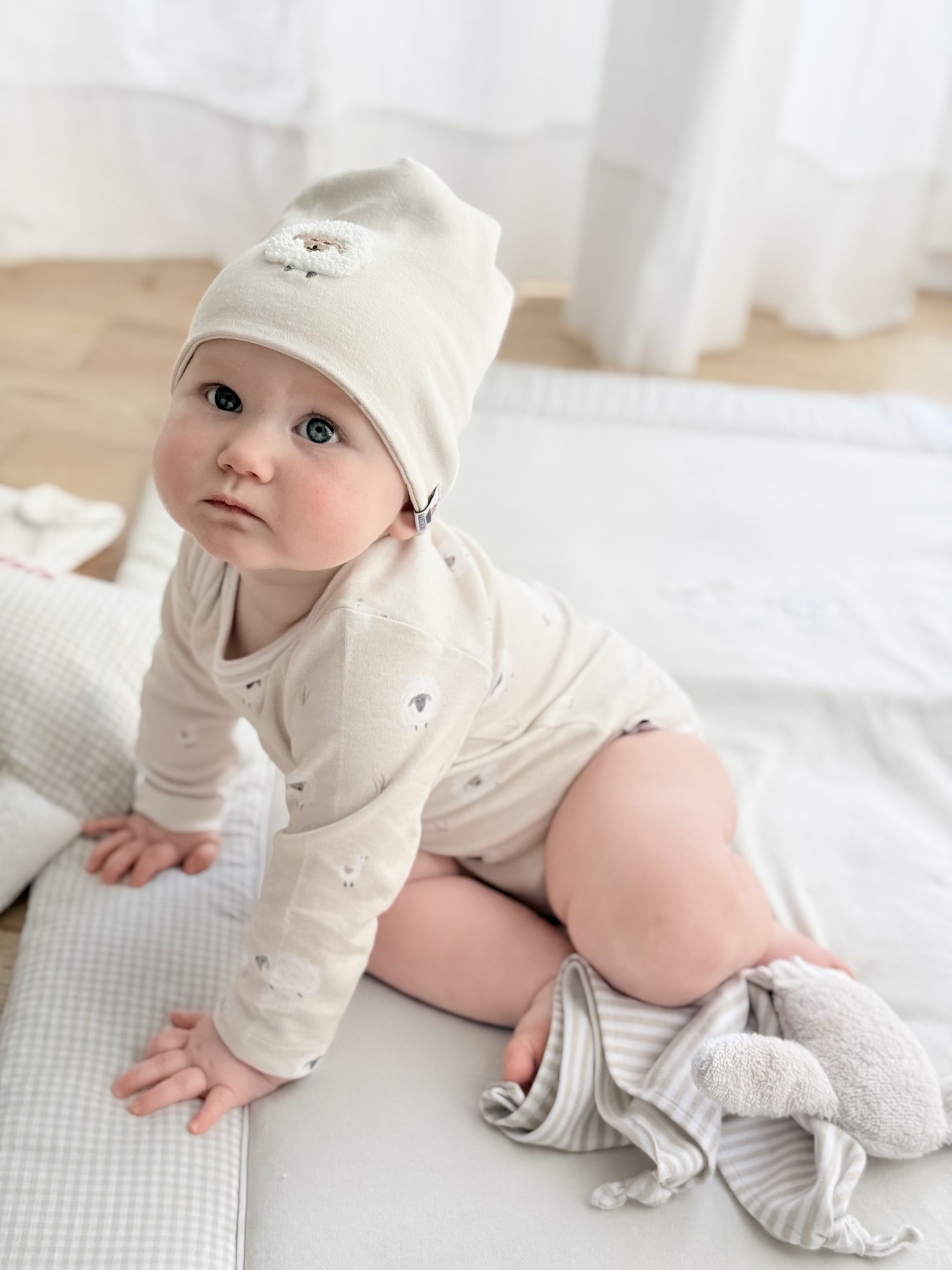 Babyset Schaf 62/68 aus Bio-Baumwolle | Geschenk zur Geburt mit Body, Beanie & Halstuch