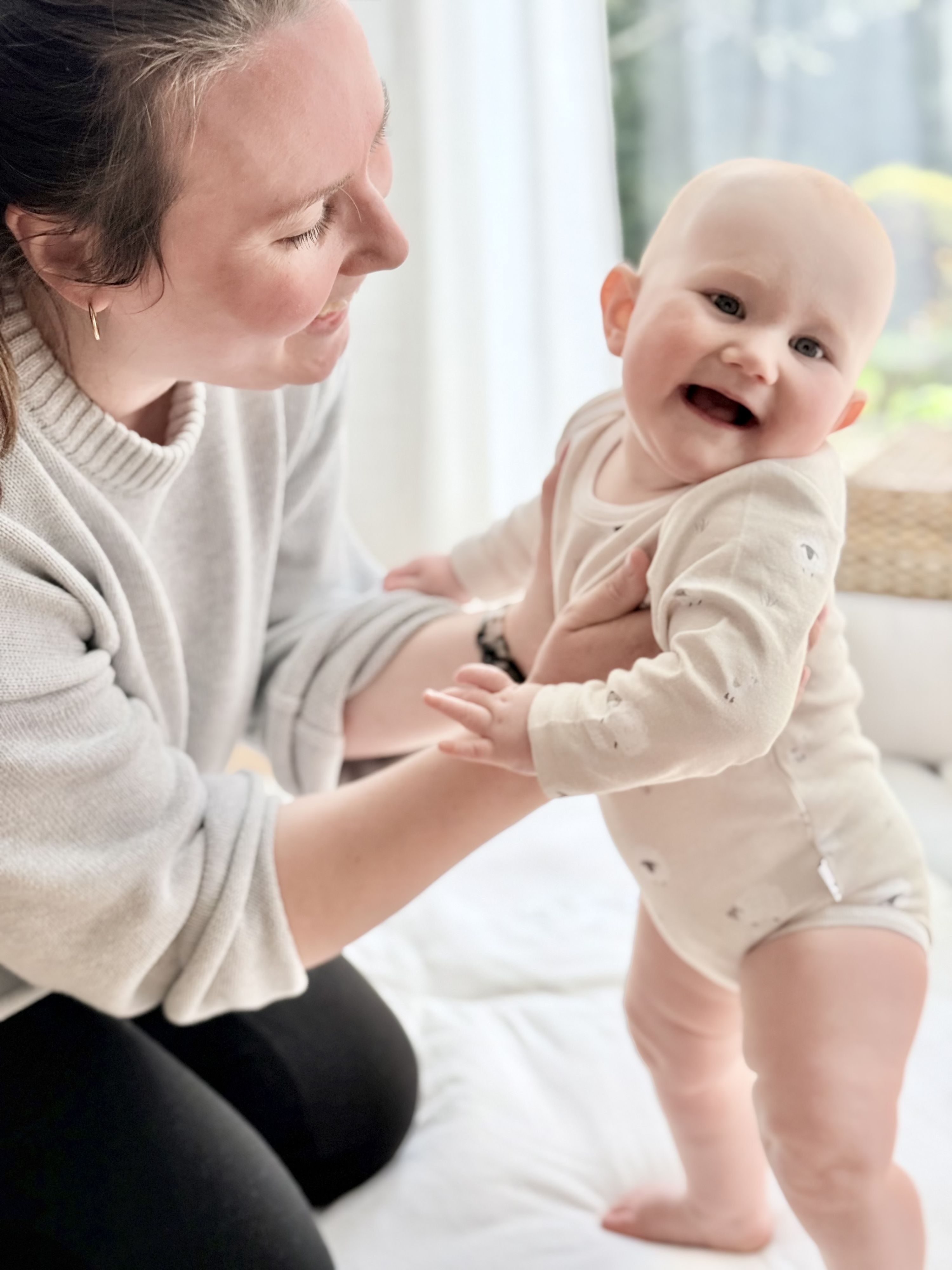 Body Langarm mit Schafen allover sand, 62/68 in BIO Qualität