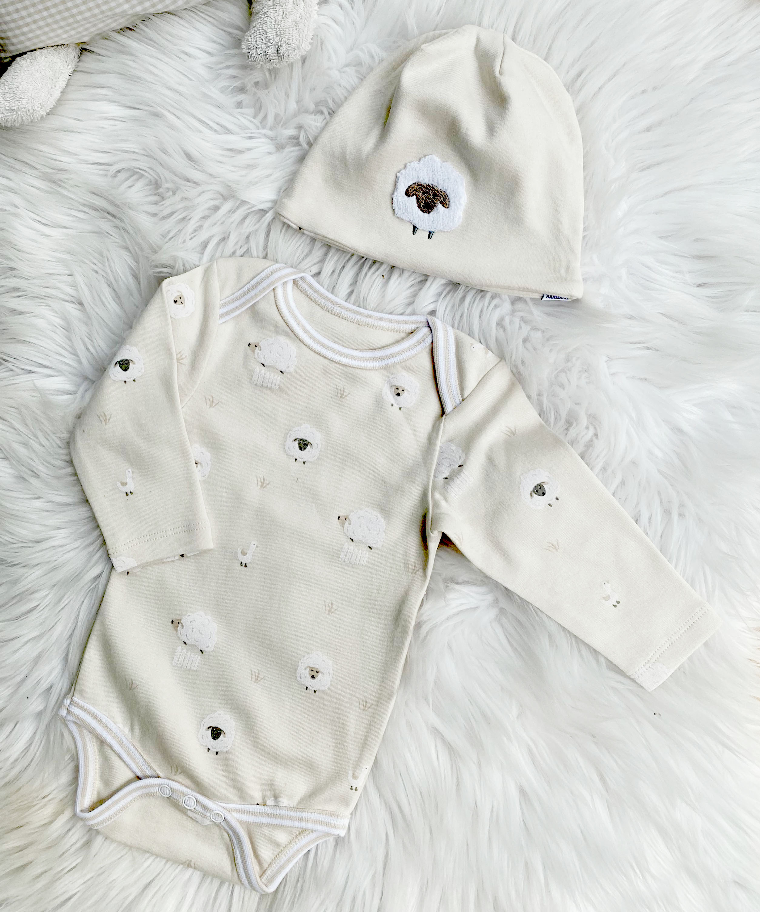 Body Langarm mit Schafen allover sand, 62/68 in BIO Qualität