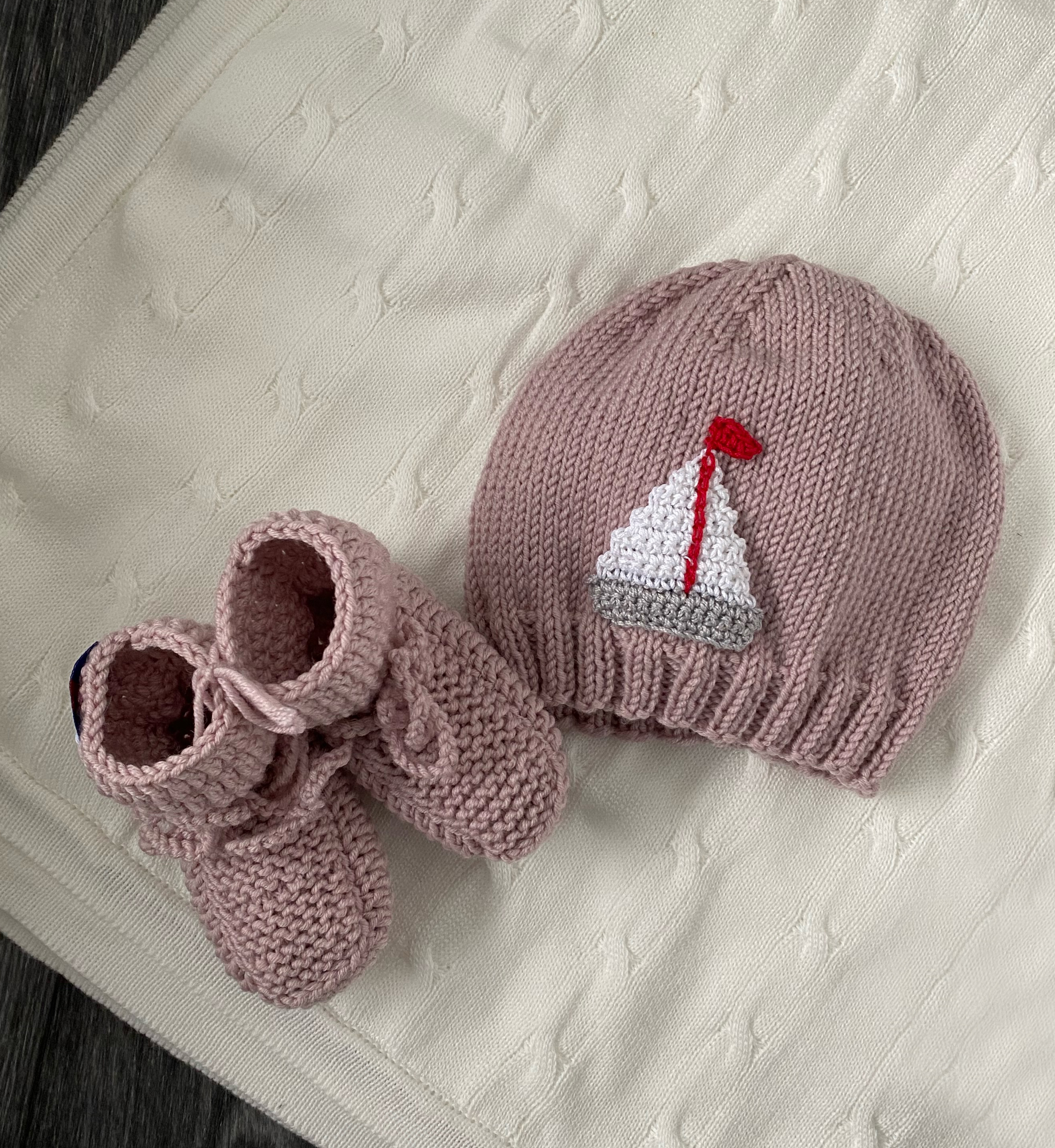 Handgestrickte Mütze & Schuhe mit Schiff-rosa